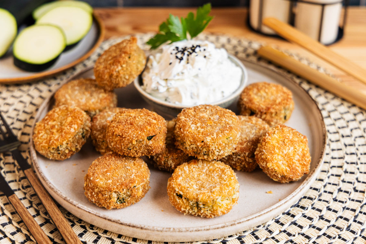 Panierte Zucchini in der Pfanne braten
