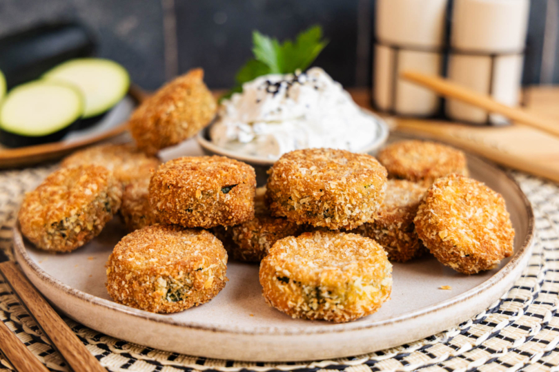 Panierte Zucchini in der Pfanne gebraten Nahaufnahme