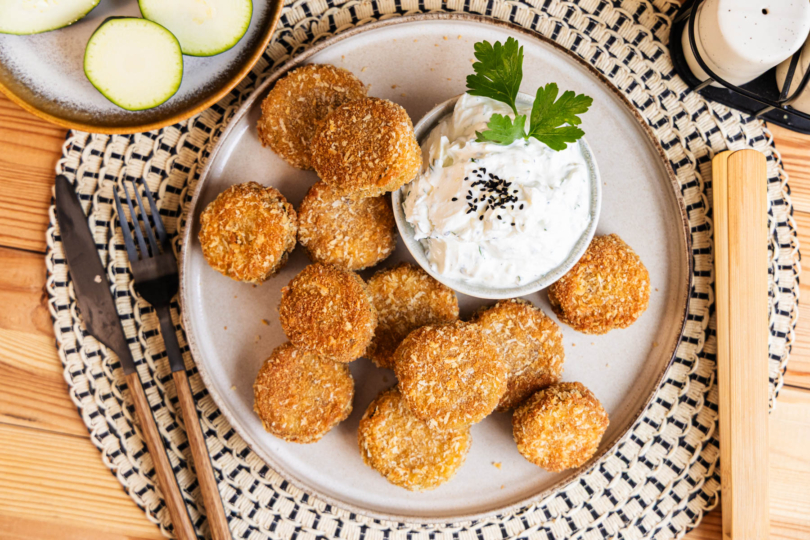 Panierte Zucchini in der Pfanne gebraten top-down