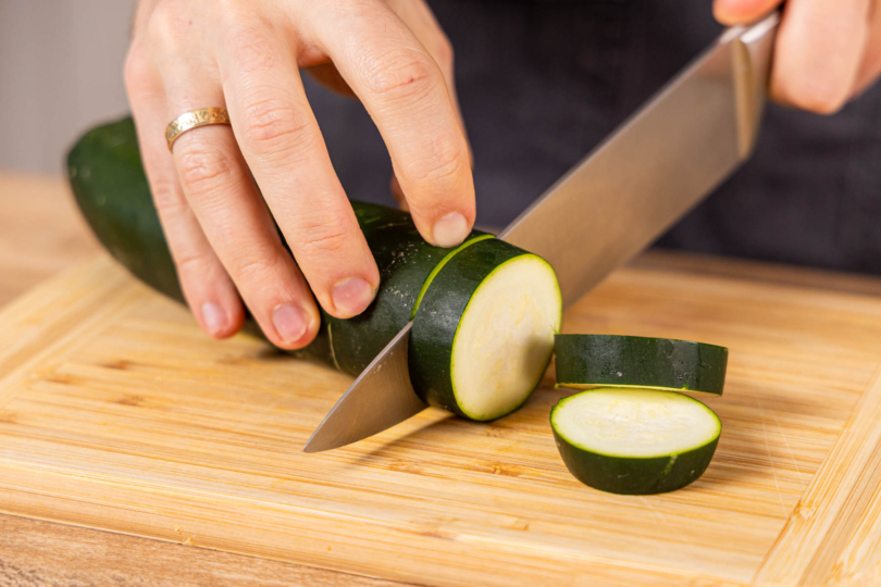 Zucchini in Scheiben schneiden