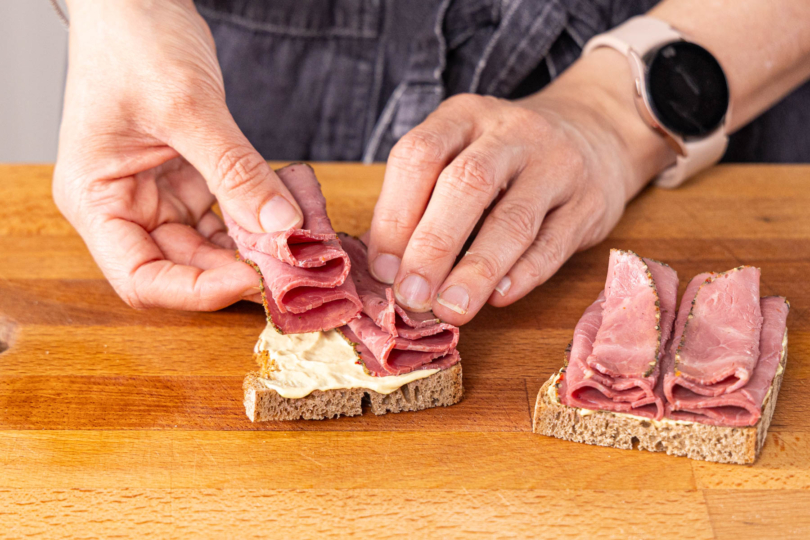 Pastrami großzügig auf das Brot legen