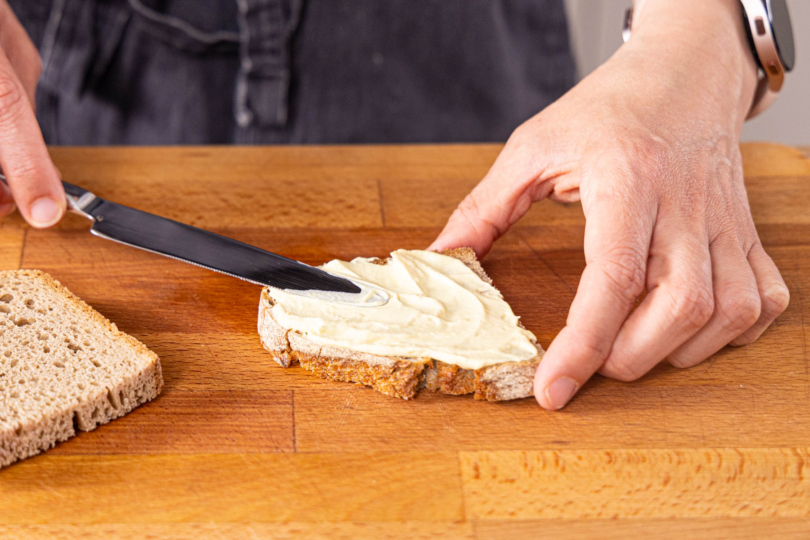 Brothälfte mit Senf-Frischkäse bestreichen
