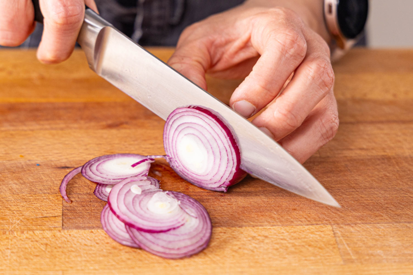 Zwiebelringe schneiden