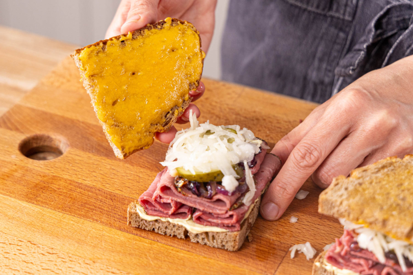 Pastrami Sandwich mit überbackener Brotscheibe abschließen