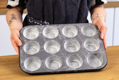 Muffinblech einfetten und einmehlen