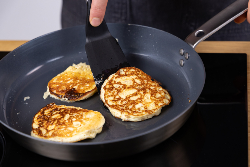 Protein Pancakes in der Pfanne backen