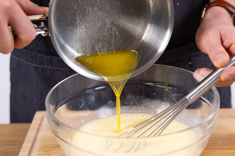 Flüssige Butter hinzugeben