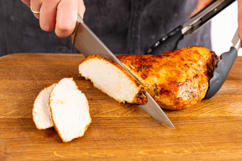 Putenbrust aus dem Airfryer gegen die Faser aufschneiden
