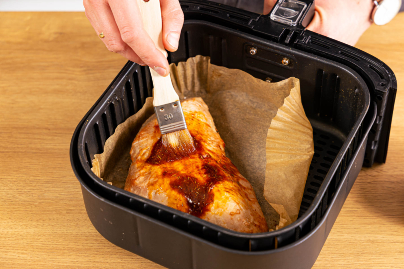 Putenbrust im Airfryer mit Marinade einstreichen