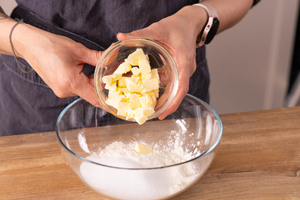 Butter zu Streuselteig geben