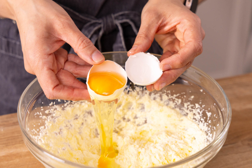 Eier zu Teig geben
