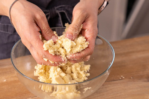 Streusel kneten