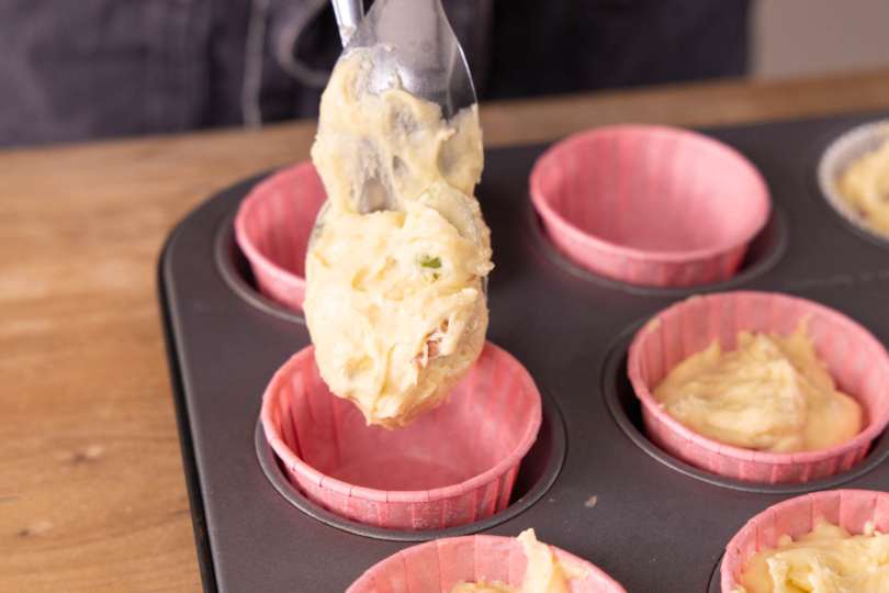 Muffinteig in Förmchen geben