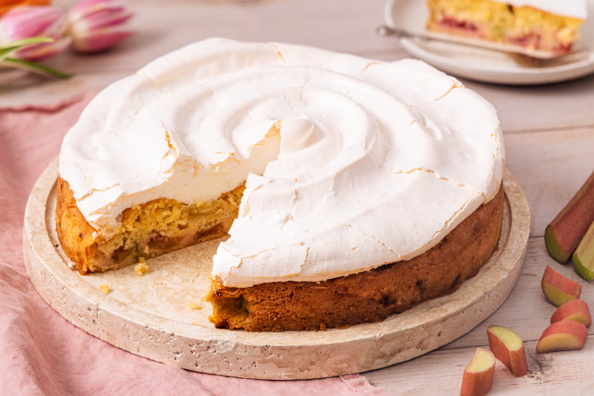 Rhabarberkuchen mit Baiserhaube angeschnitten