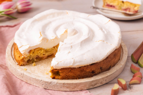 Rhabarberkuchen mit Baiserhaube angeschnitten