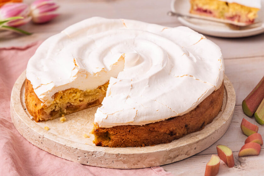 Rhabarberkuchen mit Baiserhaube angeschnitten