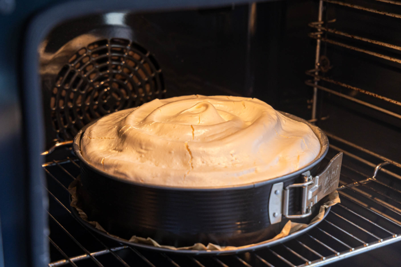 Rhabarberkuchen mit Baiserhaube backen