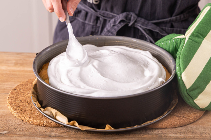 Baiserhaube auf Rhabarberkuchen auftragen