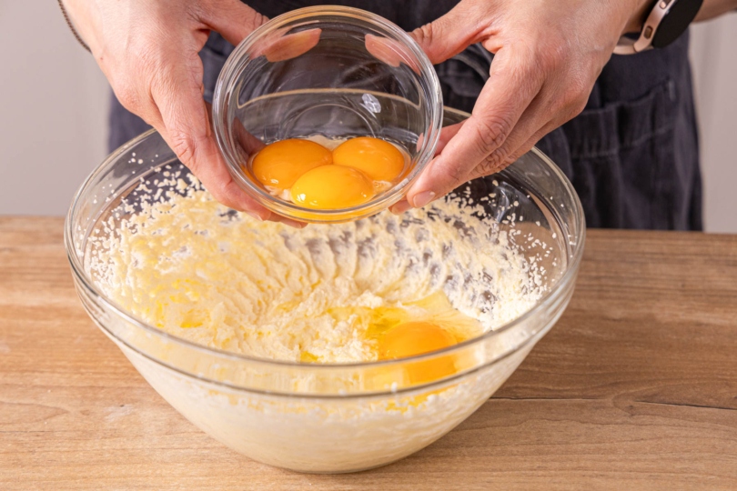 Eigelbe zur Butter geben