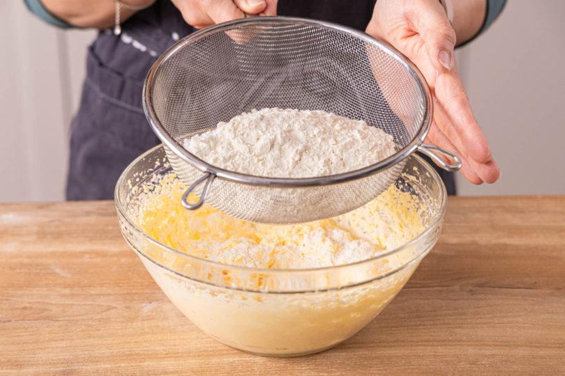 Mehl einsieben
