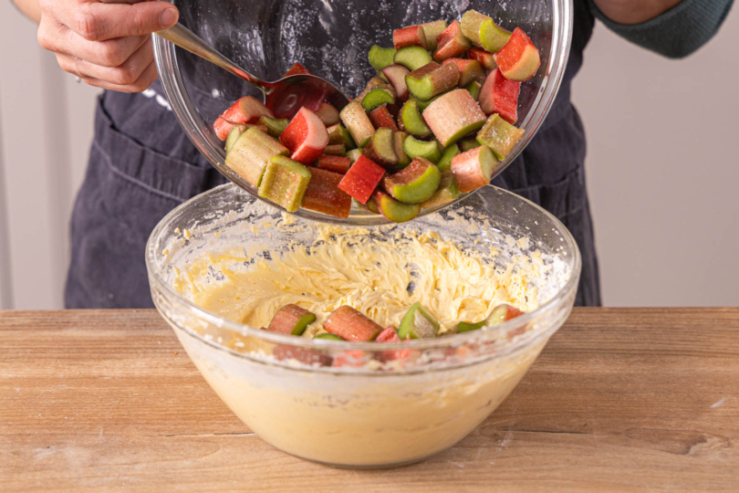 Rhabarberstücke zum Teig geben