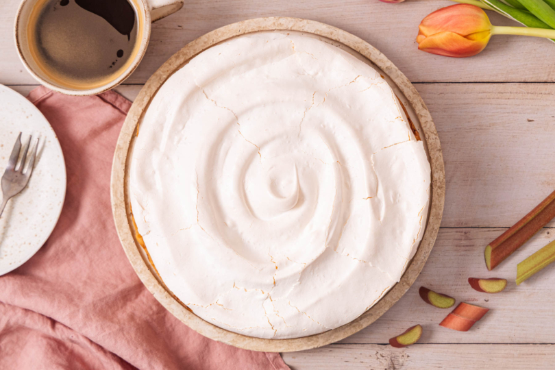 Rhabarberkuchen mit Baiserhaube top-down