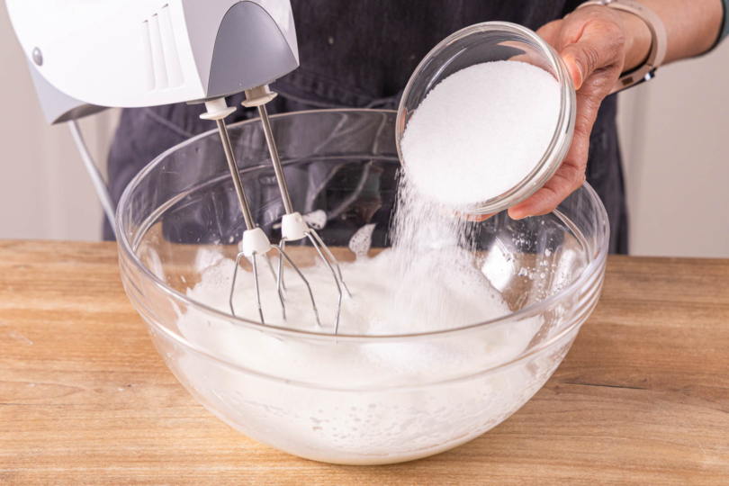 Zucker zum Eischnee geben