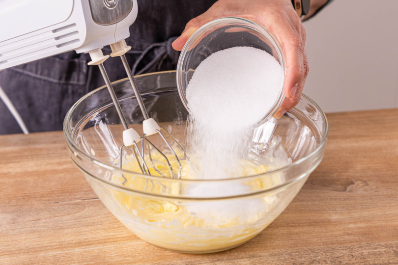 Zucker zur Butter geben