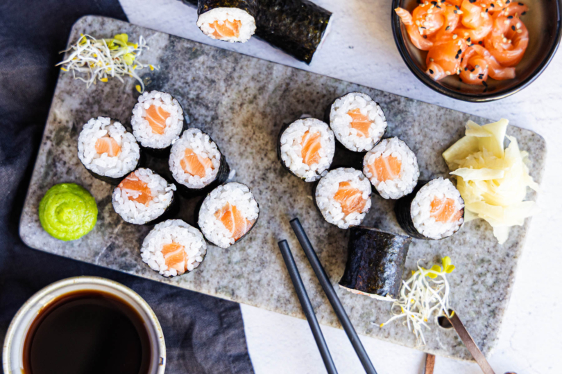 Sake Maki Sushi mit Lachs top-down