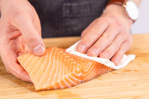 Lachs abtupfen