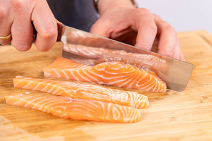 Lachs in Scheiben schneiden