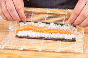 Sake Maki Sushi zusammenrollen