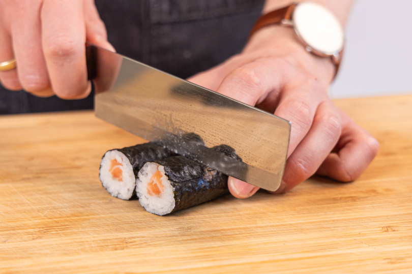 Sake Maki Sushirollen klein schneiden