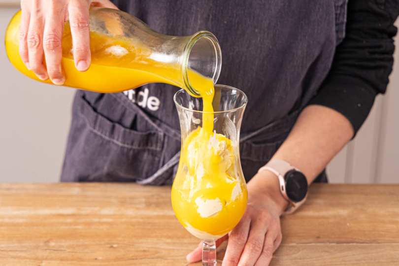 Mit Orangensaft ausfüllen