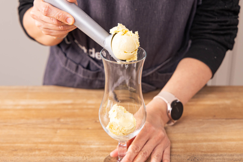 Vanilleeis ins Glas geben
