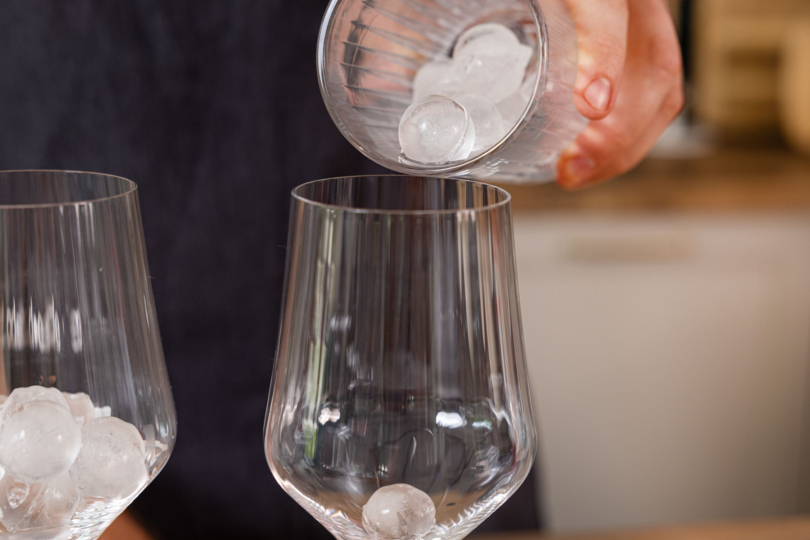 Eiswürfel ins Glas geben