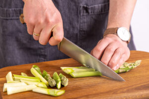 Grünen Spargel schneiden