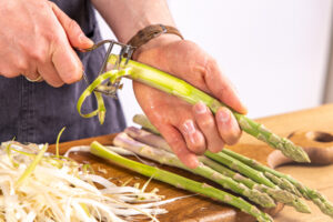 Grünen Spargel schälen