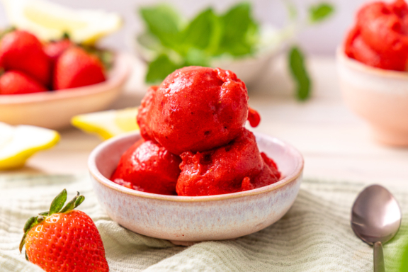 Schnelles Erdbeersorbet ohne Eismaschine