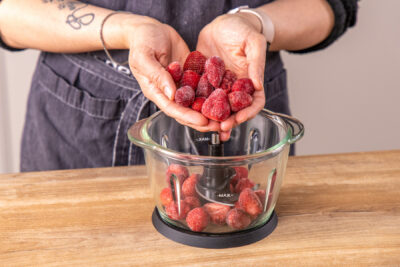 Erdbeeren in den Mixer geben