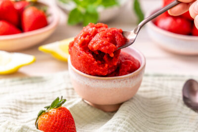 Schnelles Erdbeersorbet servieren