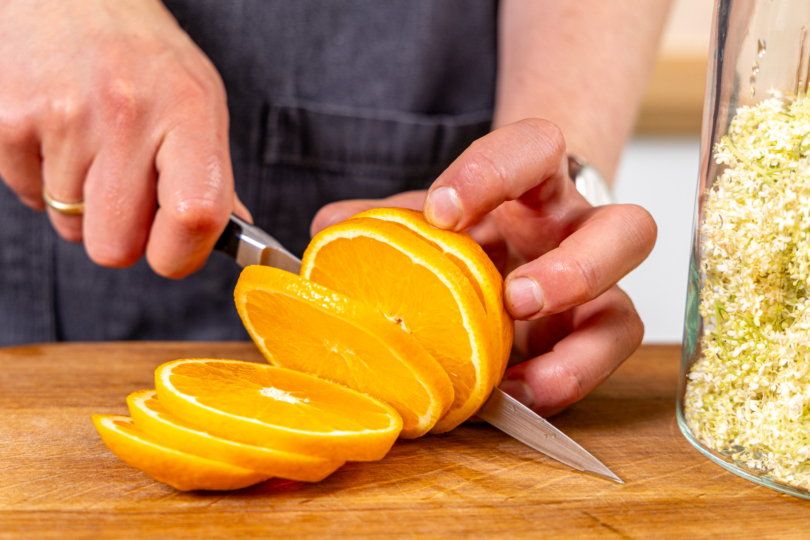 Bio-Orange in Scheiben schneiden