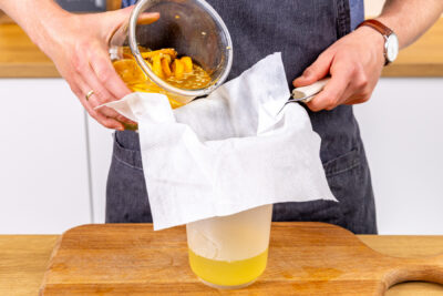 Holundersirup mit Orange filtern