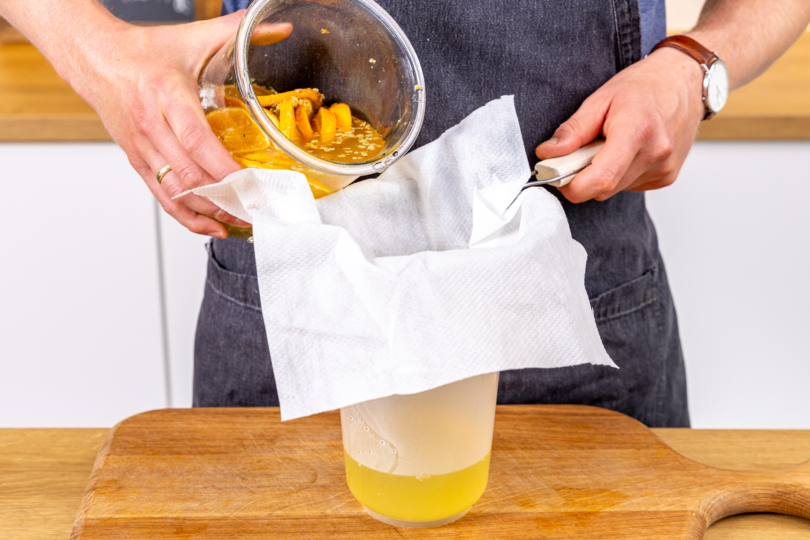 Holundersirup mit Orange filtern