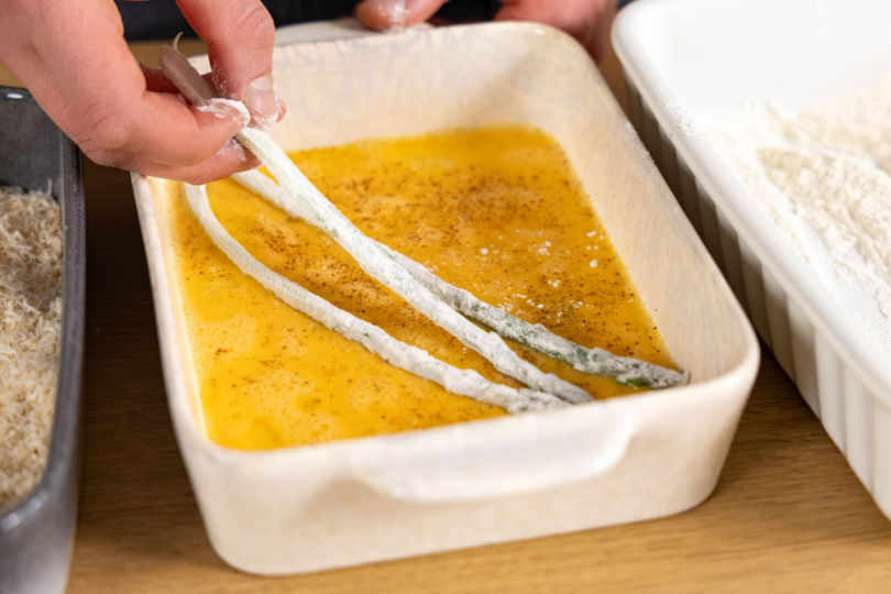Spargel in Ei wenden