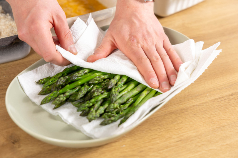 Spargel abtupfen