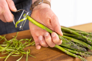 Spargel schälen