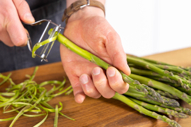 Spargel schälen