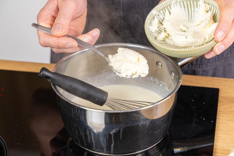 Frischkäse zur Sauce geben