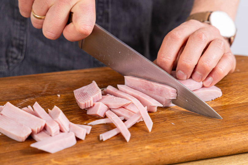 Schinken in Streifen schneiden